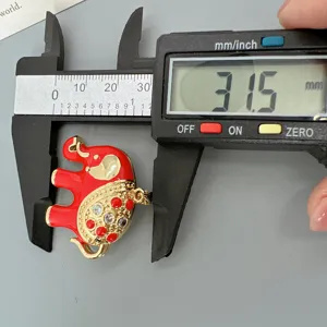 Niedlicher roter Emaile Elefant Anhänger Halskette DIY Schmuck Zubehör, ca. 31,5 mm groß.