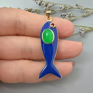 Detailansicht des Goldfisch-Anhaengers mit blauer Emaillierung, gruenem Stein und rotem Auge.