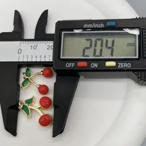 Colgante de cereza accesorio de joyería DIY, dijes de cereza esmaltada roja y verde.