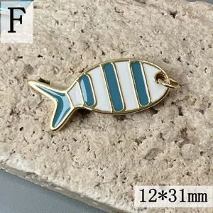 Emaille gestreifter Fisch Anhänger Detail, vergoldetes Metall für DIY Schmuck Basteln.