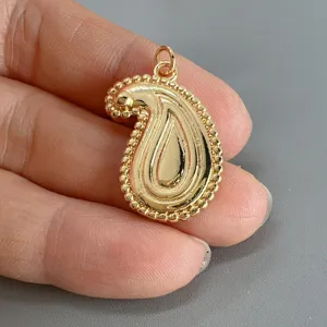 Goldfarbener Metall Paisley Tropfen Anhänger DIY Schmuck Zubehör Nahaufnahme Detail