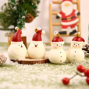 Handgemachte Weihnachts-Weihnachtsmann- und Schneemann-Duftkerzen mit kleinen Glöckchen Set.