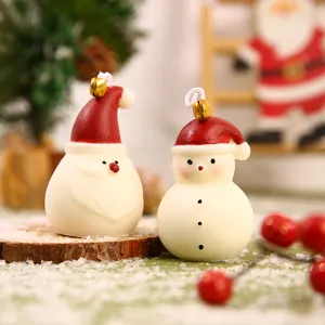 Nahaufnahme von handgefertigten Weihnachtskerzen mit süßem Weihnachtsmann und Schneemann.