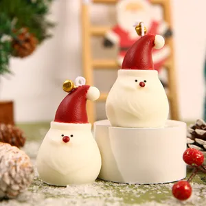Handgefertigte Weihnachtsmann Duftkerze mit roter Mütze und Glöckchen für schöne Weihnachtsdeko.