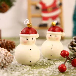 Handgefertigte süße Schneemann Duftkerze mit roter Mütze für Weihnachtsfeier Deko.