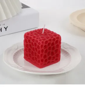 Bougie parfumée en nid d'abeille rouge design cubique cire pour décoration d'intérieur.