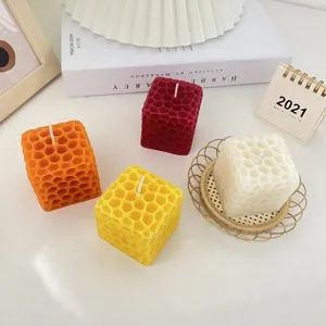 Bougies parfumées alvéolées cubiques esthétiques pour décoration d'intérieur et fête.