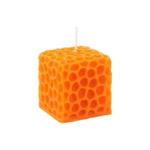 Bougie parfumée en nid d'abeille orange en forme de cube pour déco maison et fête.