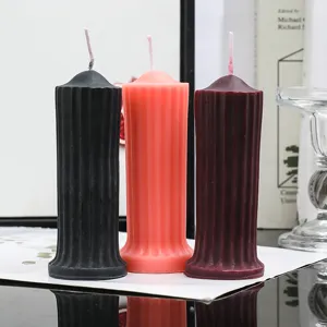 Primer plano detallado de velas aromáticas con forma de columna romana de cera de soja.
