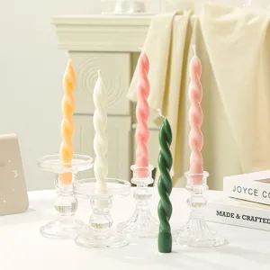 Nahaufnahme von bunten spiralförmigen Duftkerzen in transparenten Kerzenhaltern aus Glas.