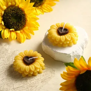 Sonnenblumen Herz Sojawachs Duftkerze Detailaufnahme, ideal für Heimdekoration und Feste.