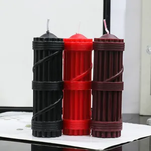 Juego de tres velas perfumadas con forma de columna romana de cera de soja en negro, rojo y burdeos.