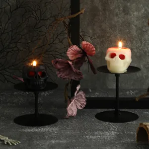 Αρωματικά κεριά κρανίο Halloween λεπτομέρεια με μαύρες βάσεις τρομακτική διακόσμηση.