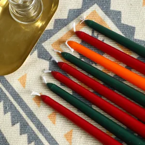 Détails de bougies coniques colorées pour dîner romantique et décoration de la maison.