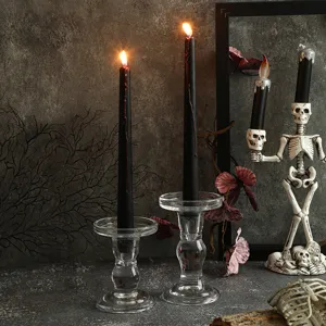 Κηροπήγιο κρανίο Halloween με μαύρα κωνικά κεριά για τρομακτική διακόσμηση τραπεζιού.