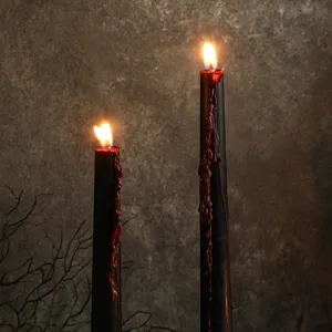 Μαύρα κεριά Halloween με εφέ κόκκινου κεριού που στάζει για τρομακτική διακόσμηση.