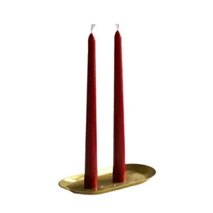 Bougies coniques parfumees rouges avec plateau doree pour diner romantique et mariage