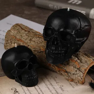 Halloween schwarze Totenkopf Duftkerze Detailansicht, gruselige Gothic Wachskerze Deko.