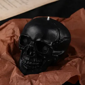 Schwarze Duftkerze in Totenkopf Form mit Docht, perfekt für Halloween Party und Gothic Heimdekoration.