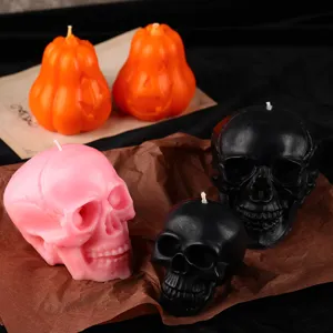 Halloween Duftkerzen Set mit Kürbis und Totenkopf Formen in verschiedenen Farben für Party.