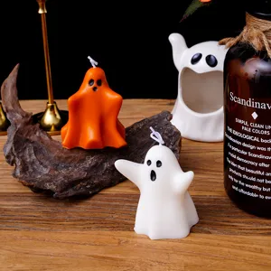 Gros plan sur les bougies parfumées fantômes mignonnes, idéales pour la décoration d'Halloween.