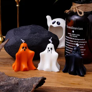 Gros plan détaillé de bougies parfumées fantômes d'Halloween dans un joli décor festif.