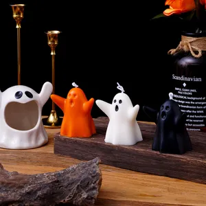 Vue détaillée de bougies parfumées d'Halloween fantôme faites main et porte-bougie mignon.