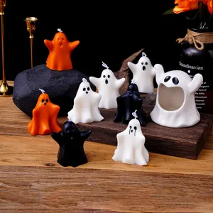 Vue détaillée de bougies parfumées fantômes d'Halloween mignonnes sur base en bois.