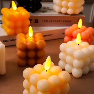 Primer plano detallado de velas LED de cubo de burbujas coloridas dispuestas para decoracion.