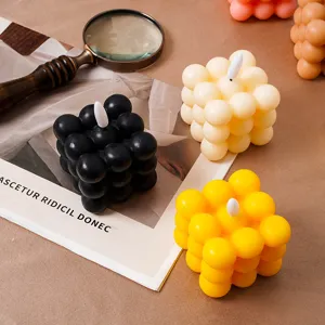 Vista detallada de velas de cubo estéticas coloridas para decoración del hogar y fiestas.
