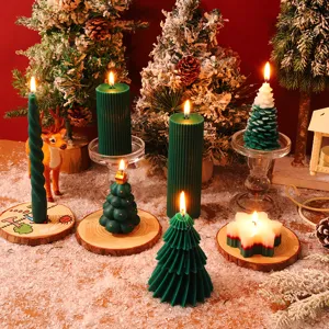 Coffret de bougies parfumées de Noël avec des formes de sapin pour une ambiance de fête chaleureuse.
