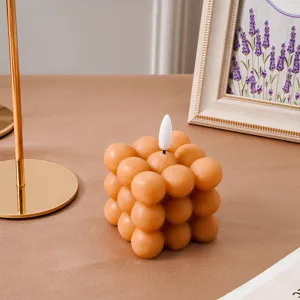 Primer plano detallado de una vela de cubo creativa con llama blanca para decoracion.