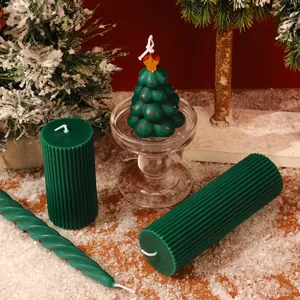 Ensemble de bougies parfumées de Noël sapin vert et bougies piliers pour cadeaux.