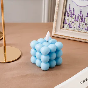 Detalle de vela electrónica cubo burbuja azul con diseño único de punta para decoración.
