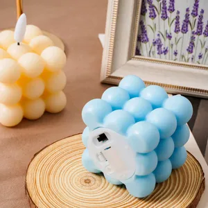 Primer plano detallado de hermosas velas electronicas de burbujas para decoracion de mesa.