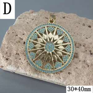 Detaillierte Nahaufnahme des goldenen geometrischen Türkis Sonnenanhängers im Detail.