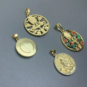 Detailaufnahme von vier goldfarbenen Anhängern mit Lebensbaum und religiösem Porträt.