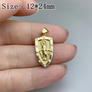 Vista dettagliata del ciondolo a scudo dorato con zirconi scintillanti, misura 12x24mm.
