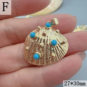 Goldfarbener Muschel Anhänger mit blauen Türkis Perlen, Ozean Stil Schmuck Accessoire für Kette.