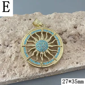 Exquisiter vergoldeter Sonnenanhänger mit leuchtenden Türkissteinen, Boho-Schmuck für DIY-Basteln.