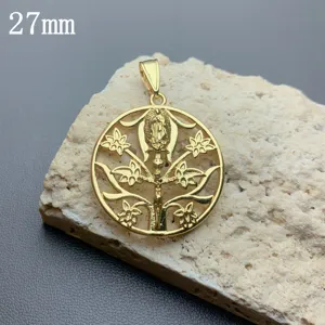 Goldfarbener, durchbrochener Lebensbaum Anhänger im Detail, runder Vintage Religionsschmuck.