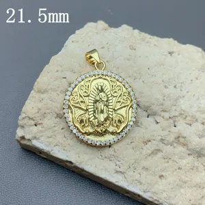 Vergoldeter religiöser Portrait-Anhänger, runder Vintage-Halsketten-Schmuck mit Zirkonia-Steinen.