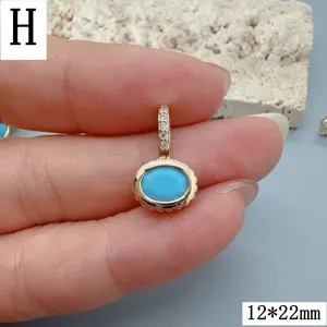 Nahaufnahme des eleganten ovalen Türkis-Anhängers mit funkelnden Zirkonia-Kristallen 12x22mm