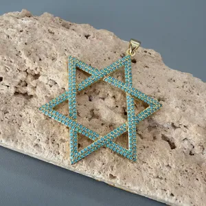 Vergoldeter Hexagramm-Anhänger mit blauen Türkis-Pavé-Steinen. Elegantes Schmuckaccessoire.