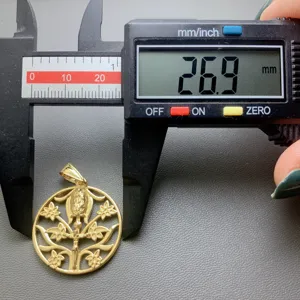 Goldfarbene Lebensbaum religiöse Anhänger Detailaufnahme mit 26.9mm Messung.