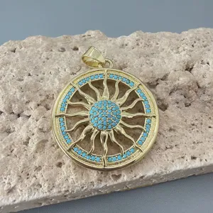 Goldfarbener Sonnenanhänger mit Türkis Einlage stilvoller Kettenanhänger für DIY Schmuck.