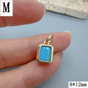 Detaillierte Nahaufnahme des rechteckigen blauen Türkis Anhängers mit goldener Fassung.