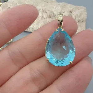 Tropfenförmiger hellblauer Kristallanhänger mit Goldfassung, elegantes DIY-Schmuckstück.