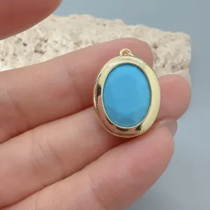 Eleganter ovaler Türkis-Anhänger mit goldfarbenem Rahmen für DIY-Schmuckherstellung.