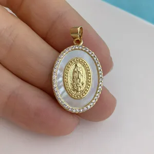 Vintage Gold Oval Anhänger mit weißem Perlmutt und funkelndem Zirkonia Porträt Design.
